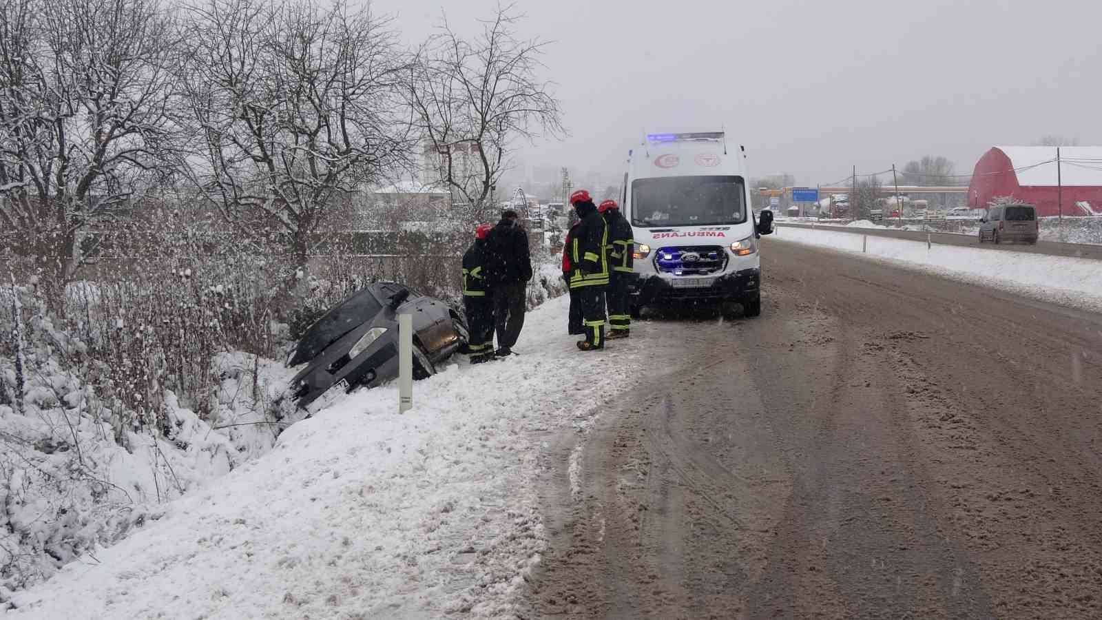 kar kazayi beraberinde getirdi yan yatan otomobildeki 4 kisi yaralandi 0 2Z8LItuB