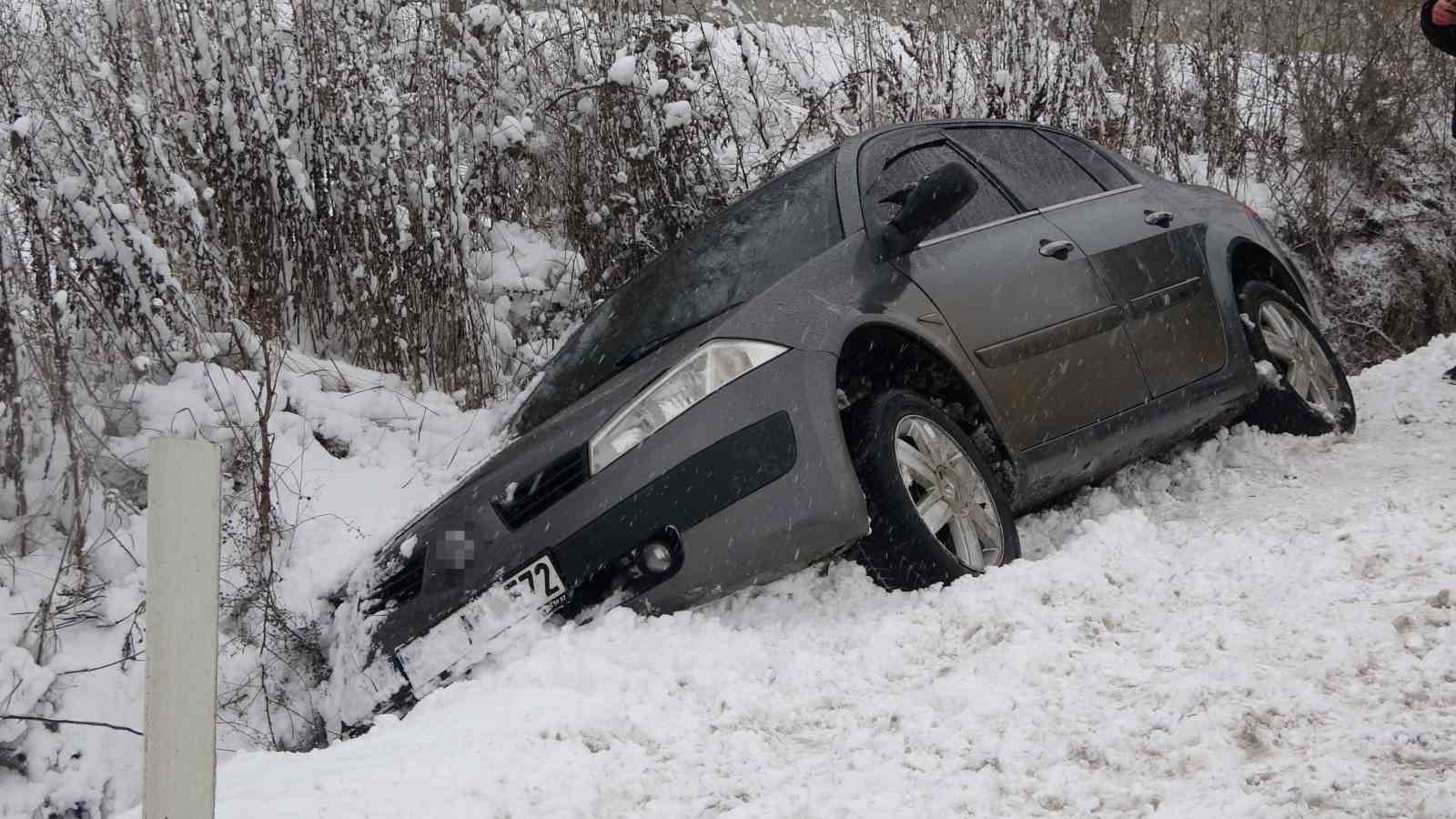 kar kazayi beraberinde getirdi yan yatan otomobildeki 4 kisi yaralandi 1 3zzgz5MM