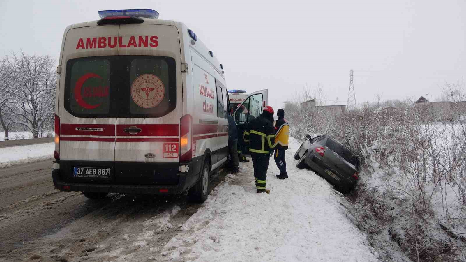 kar kazayi beraberinde getirdi yan yatan otomobildeki 4 kisi yaralandi 2