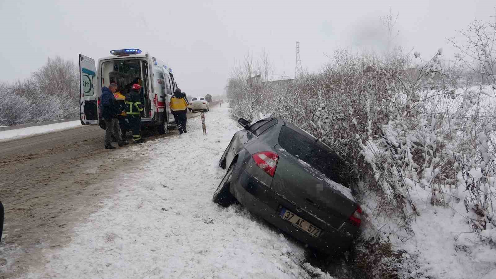kar kazayi beraberinde getirdi yan yatan otomobildeki 4 kisi yaralandi 3 3gY4jbFS