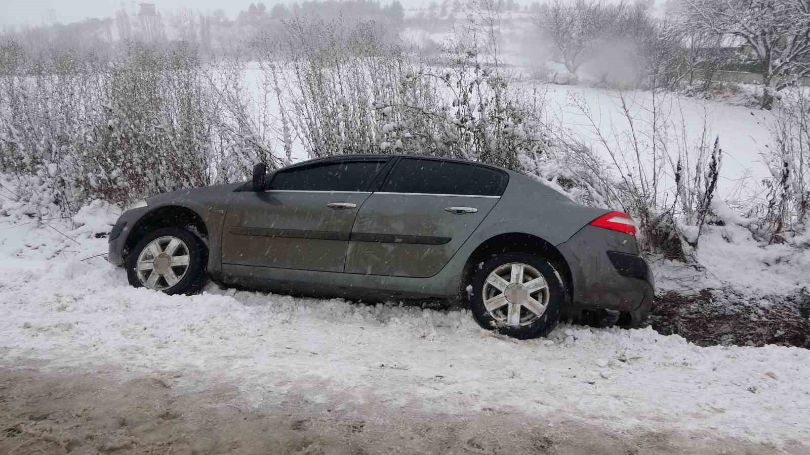 kar kazayi beraberinde getirdi yan yatan otomobildeki 4 kisi yaralandi 4 w2kAQzy1