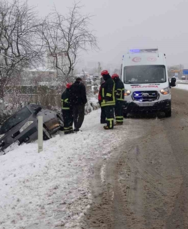 kar-kazayi-beraberinde-getirdi-yan-yatan-otomobildeki-4-kisi-yaralandi-4NxEBtEP.jpg