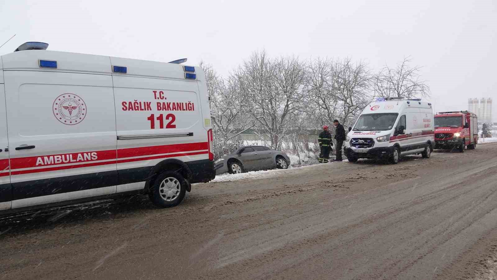 kar kazayi beraberinde getirdi yan yatan otomobildeki 4 kisi yaralandi 5 aFLFGVWt