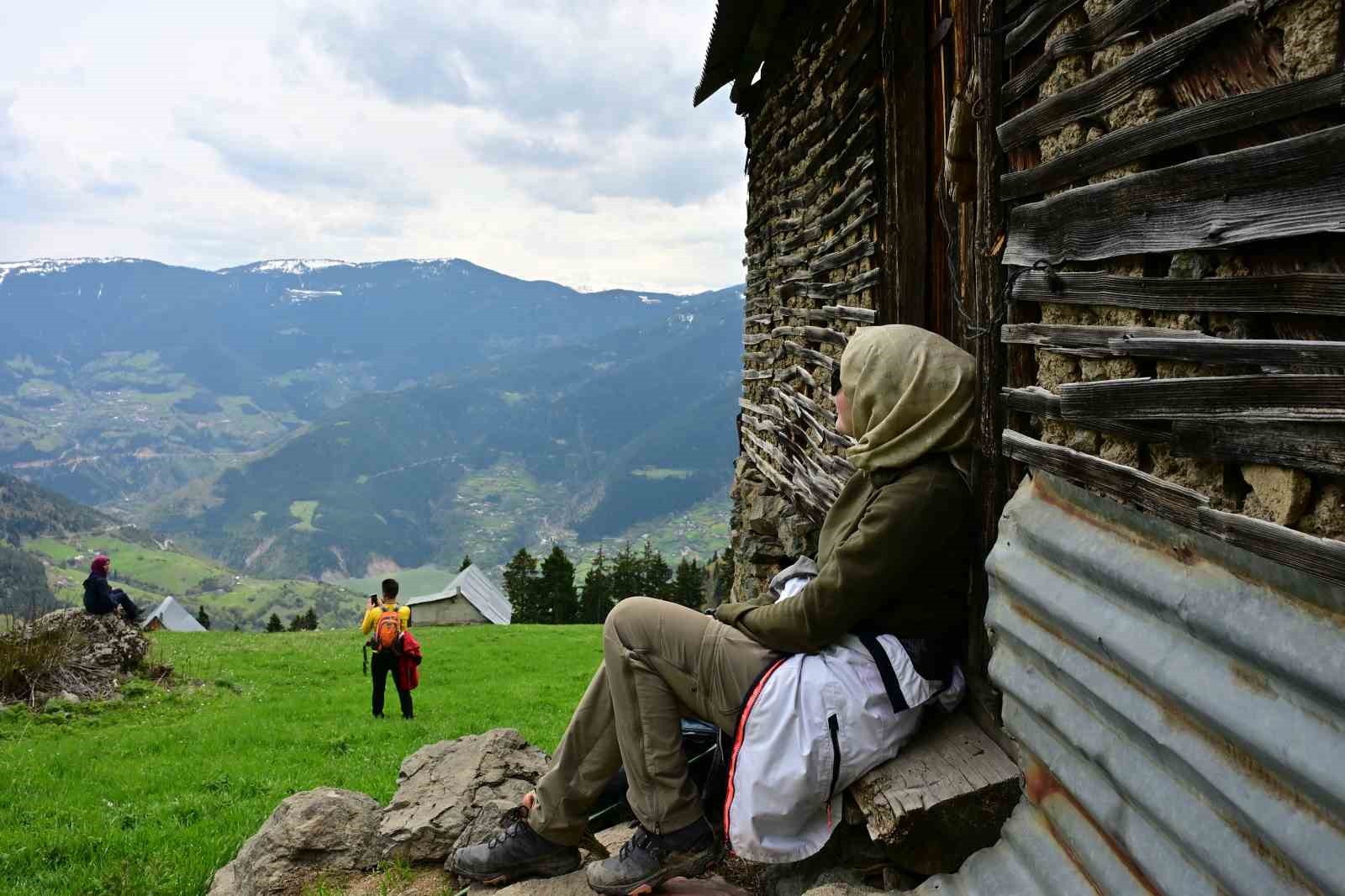Kar kütlelerinden bahar çiçeklerine yürüdüler 4 kar kutlelerinden bahar ciceklerine yuruduler 0 6aAMTwF5