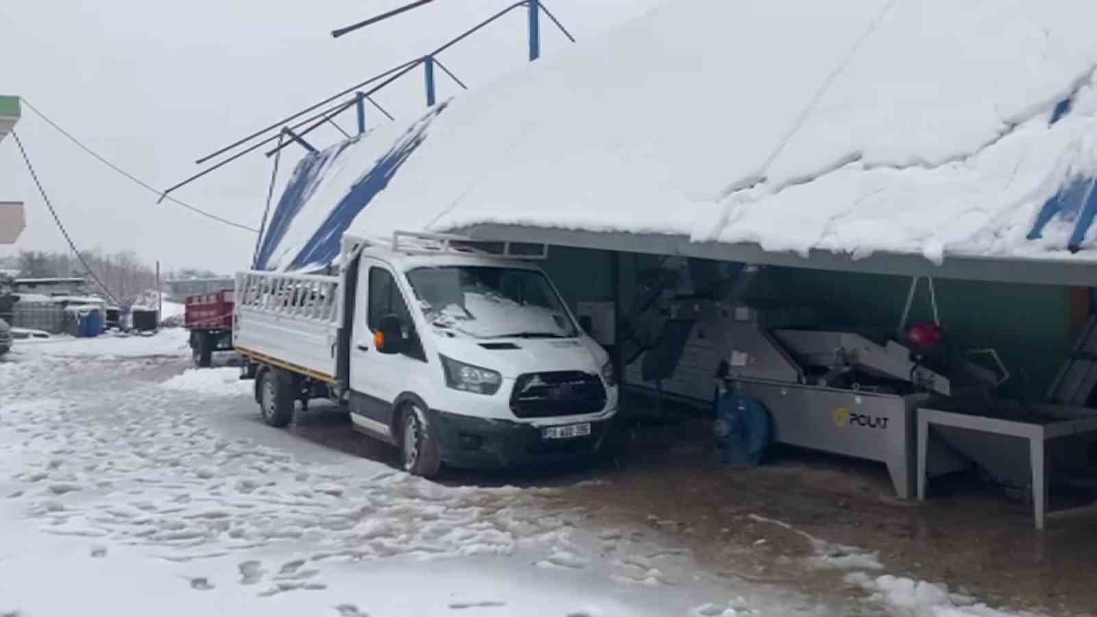 kar kutlesini tasiyamayan cati araclarin uzerine coktu 2 ceht9haA