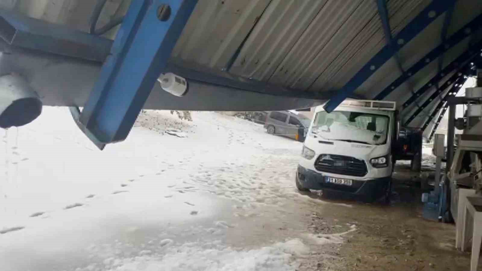 kar kutlesini tasiyamayan cati araclarin uzerine coktu 3