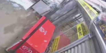 kar-kutlesini-tasiyamayan-plastik-catinin-yerle-bir-olmasiyla-korku-dolu-anlar-yasadilar-i7Rulm1N.jpg