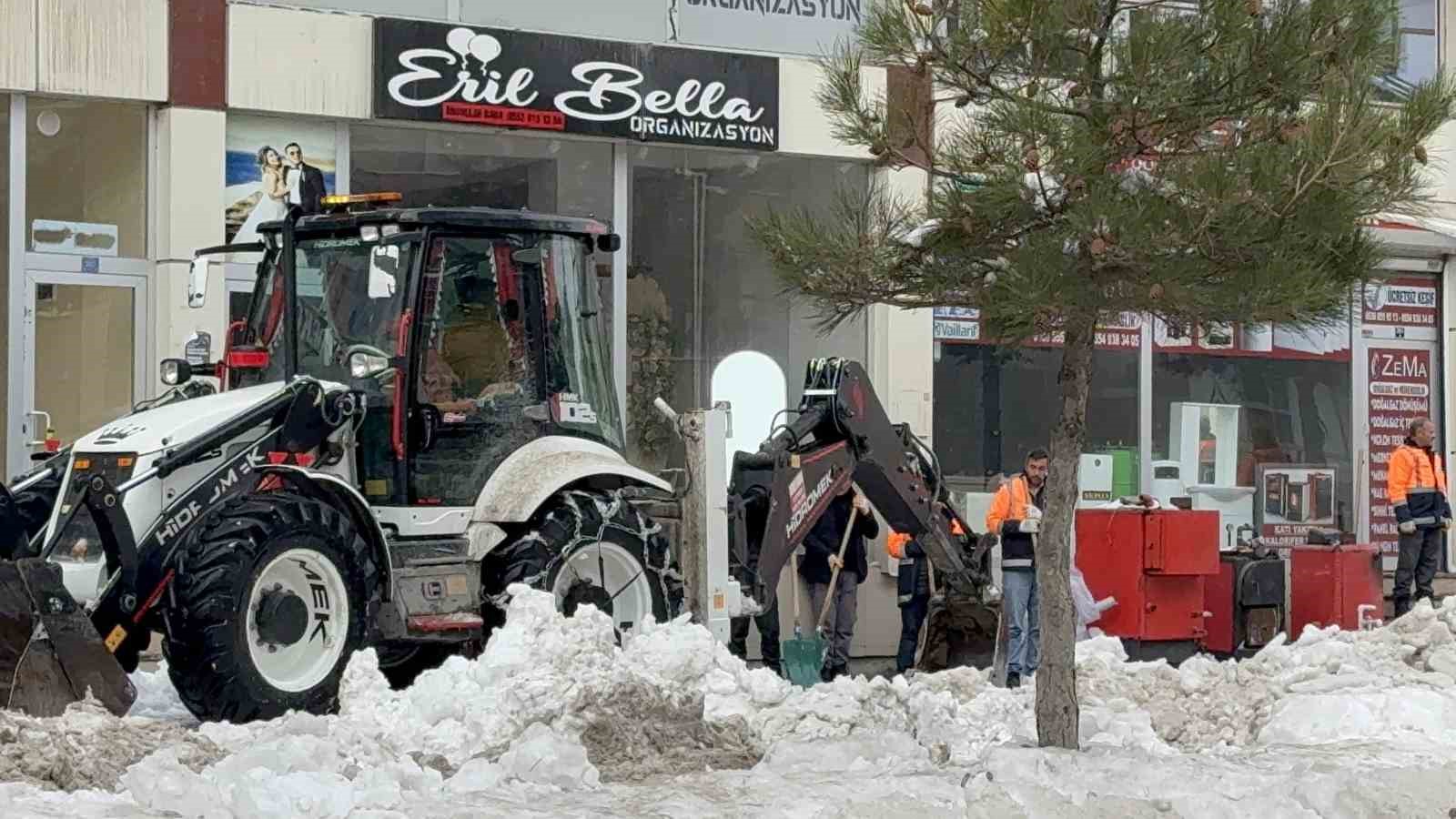 kar kutlesinin altinda kalarak hayatini kaybeden genc kiz son yolculuguna ugurlandi 0 7rMK6nQh