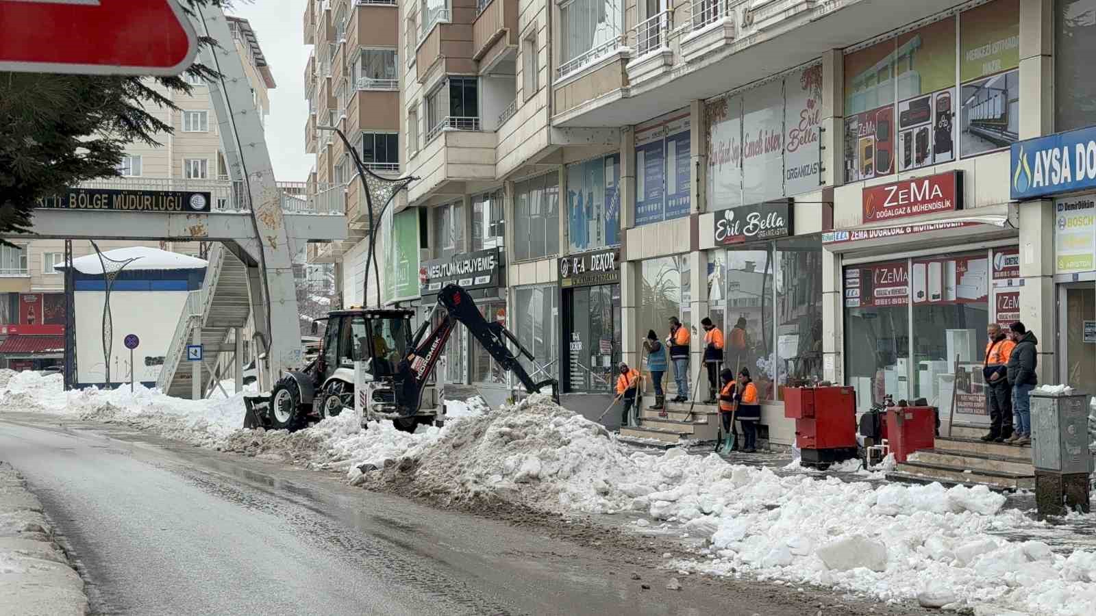 kar kutlesinin altinda kalarak hayatini kaybeden genc kiz son yolculuguna ugurlandi 1 4g5eLuht