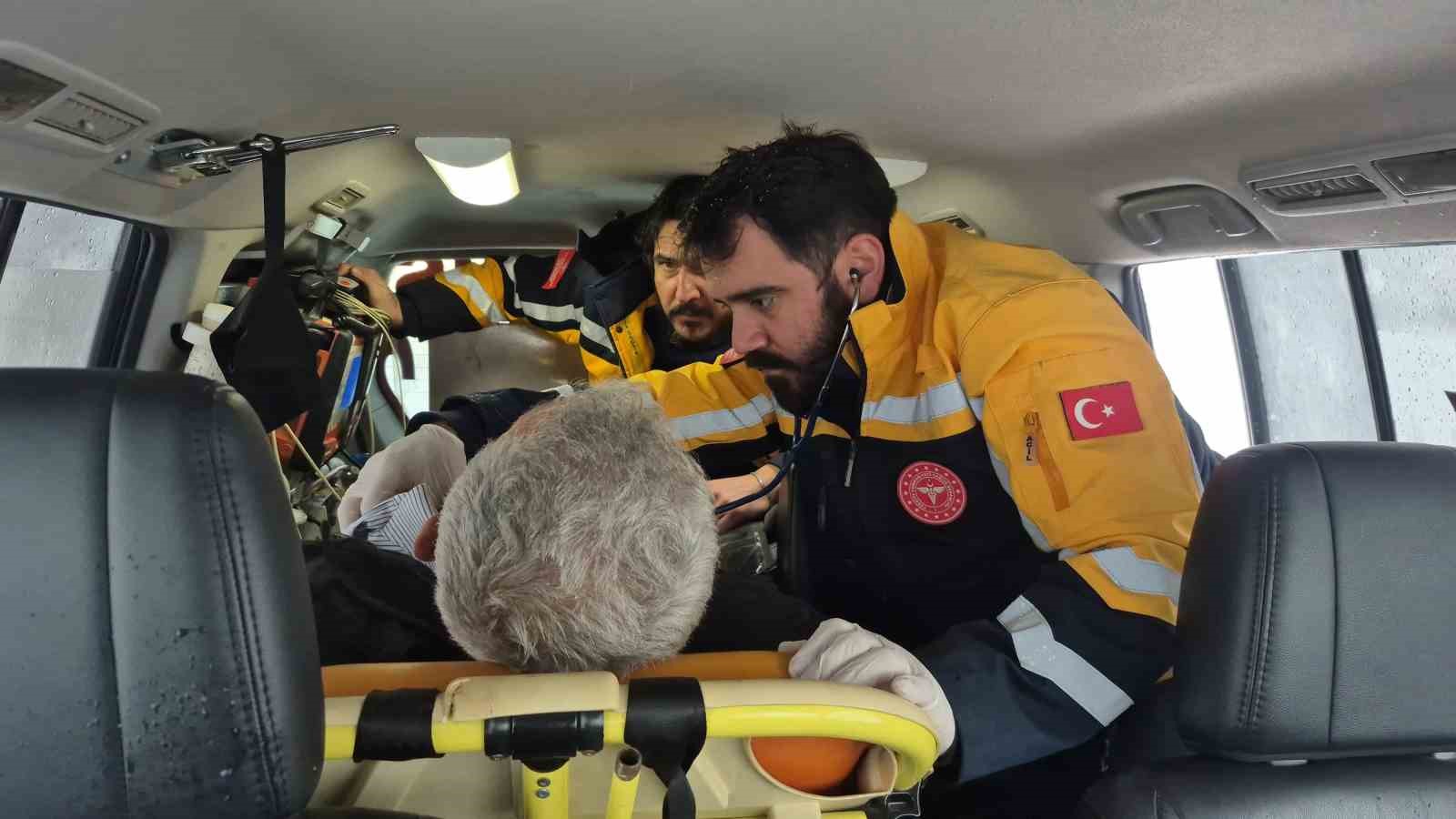 kar nedeniyle evinde mahsur kalan hastayi saglik ekipleri kurtardi 1 6rEZrS9S