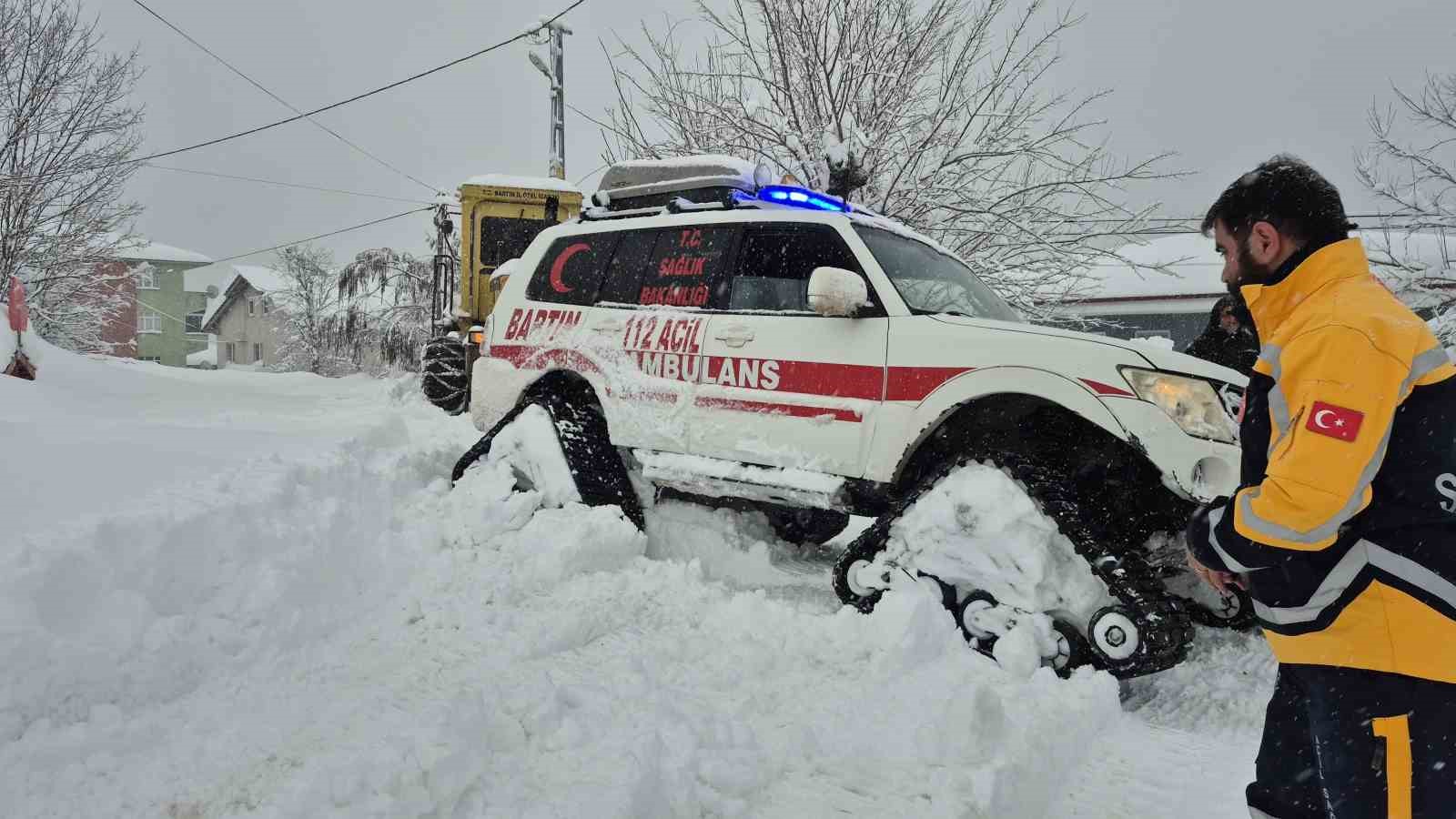 kar nedeniyle evinde mahsur kalan hastayi saglik ekipleri kurtardi 2 pvE92stL