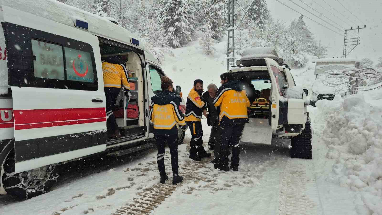 kar nedeniyle evinde mahsur kalan hastayi saglik ekipleri kurtardi 3 Kt7yO8Y1