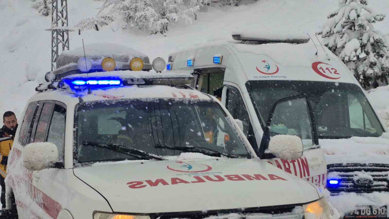 kar nedeniyle evinde mahsur kalan hastayi saglik ekipleri kurtardi 4 N1jDM28k