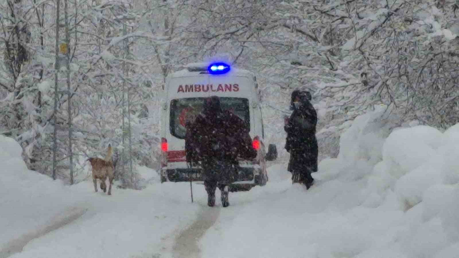 kar nedeniyle evinde mahsur kalan hastayi saglik ekipleri kurtardi 5