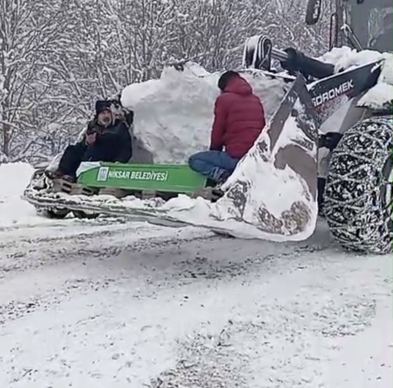 kar nedeniyle yol kapandi cenaze is makinesiyle tasindi 0 jBIPbNKq