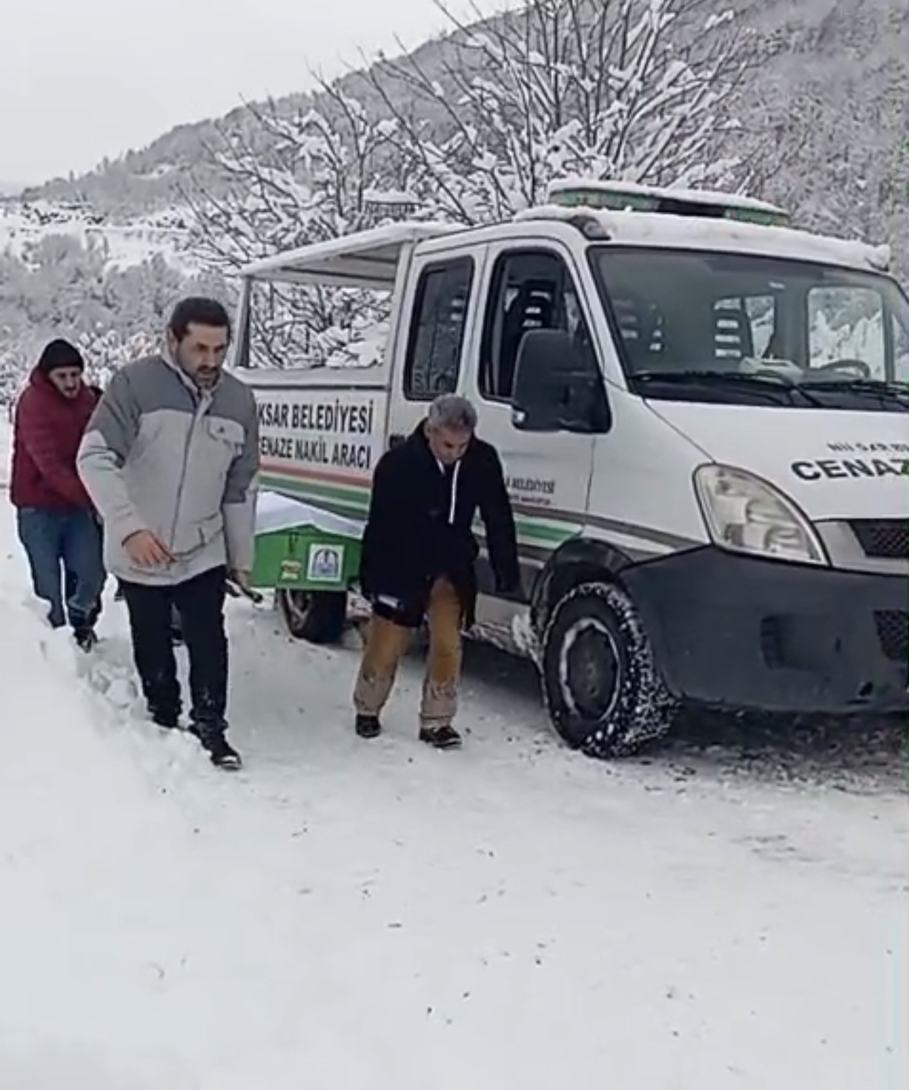 kar nedeniyle yol kapandi cenaze is makinesiyle tasindi 2 YsDDfMGd