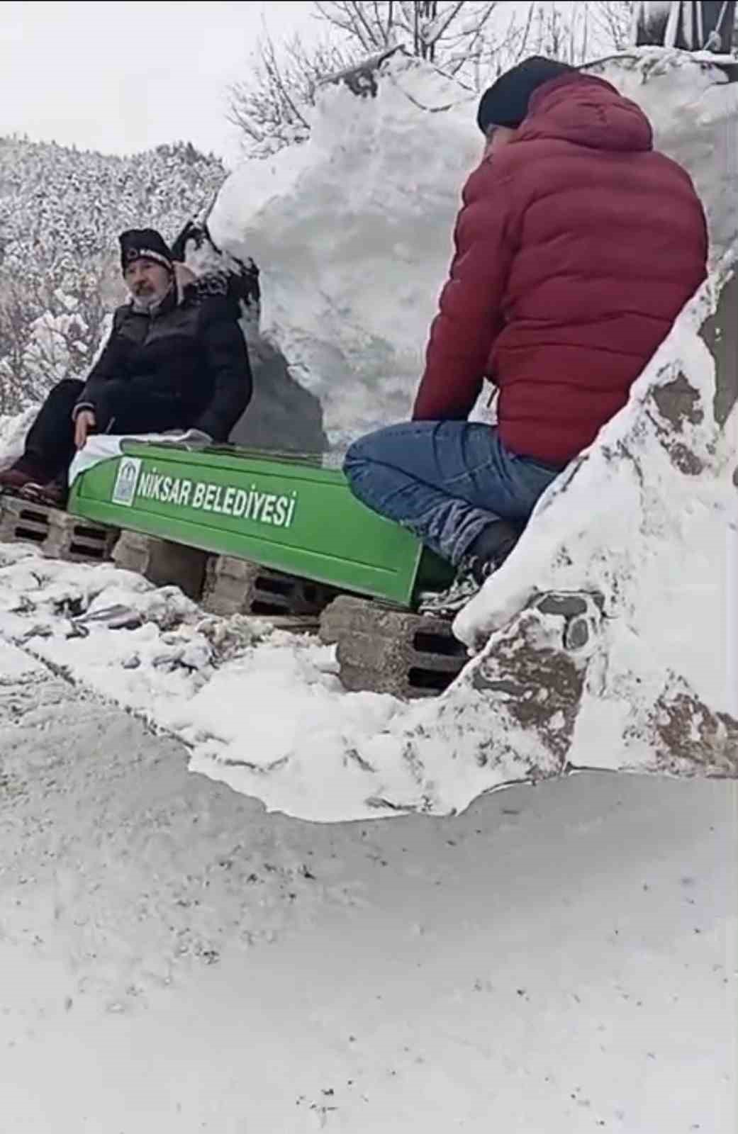 kar nedeniyle yol kapandi cenaze is makinesiyle tasindi 3 VwZW8crb
