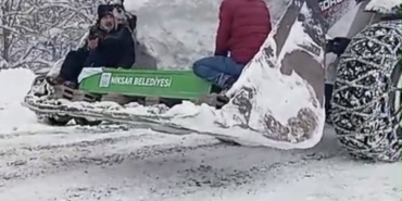 kar-nedeniyle-yol-kapandi-cenaze-is-makinesiyle-tasindi-hSPLnAld.jpg