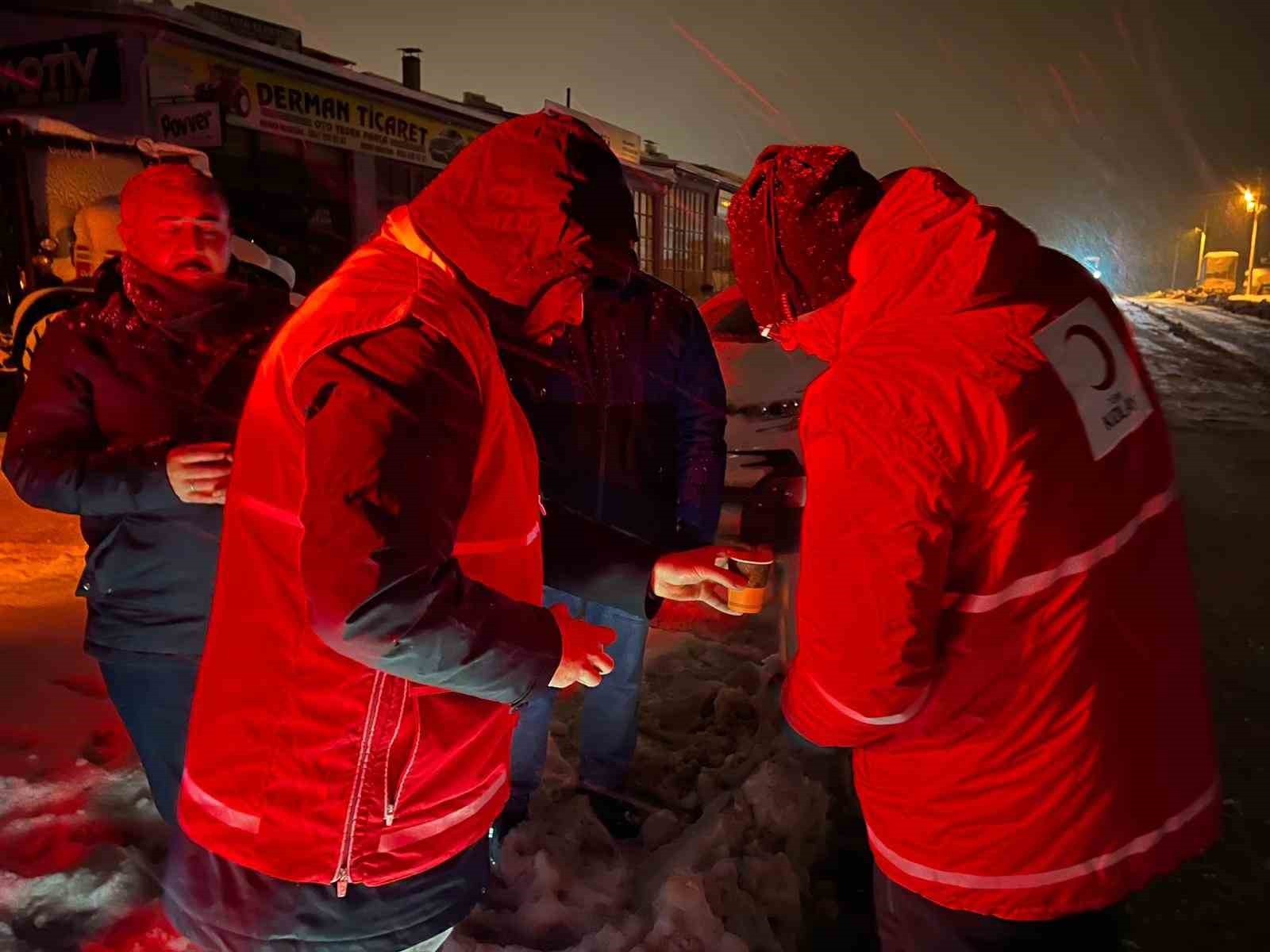 kar sebebiyle kapanan yolda ekiplerden vatandaslara sicak icecek ikrami 1 75AMHfaz