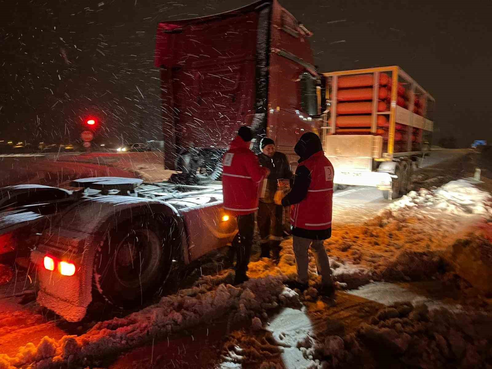 kar sebebiyle kapanan yolda ekiplerden vatandaslara sicak icecek ikrami 2