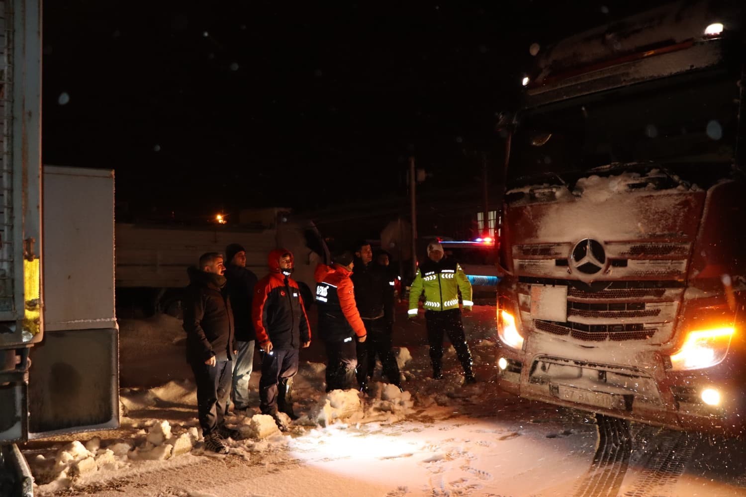kar sebebiyle kapanan yolda ekiplerden vatandaslara sicak icecek ikrami 3 uzJB2Ny8