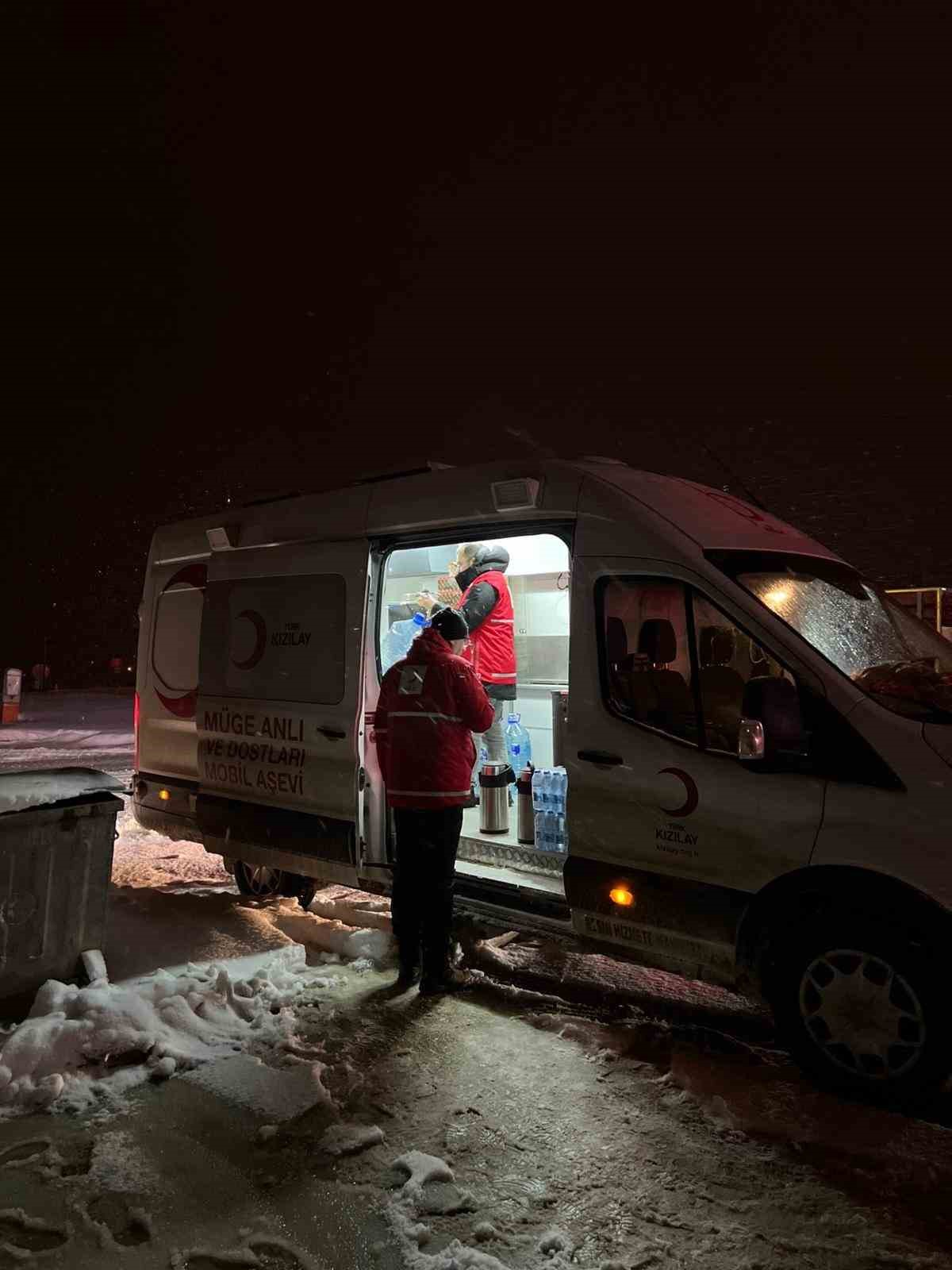 kar sebebiyle kapanan yolda ekiplerden vatandaslara sicak icecek ikrami 4 6nnRICkH
