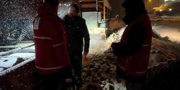 kar-sebebiyle-kapanan-yolda-ekiplerden-vatandaslara-sicak-icecek-ikrami-zkYdHWsS.jpg
