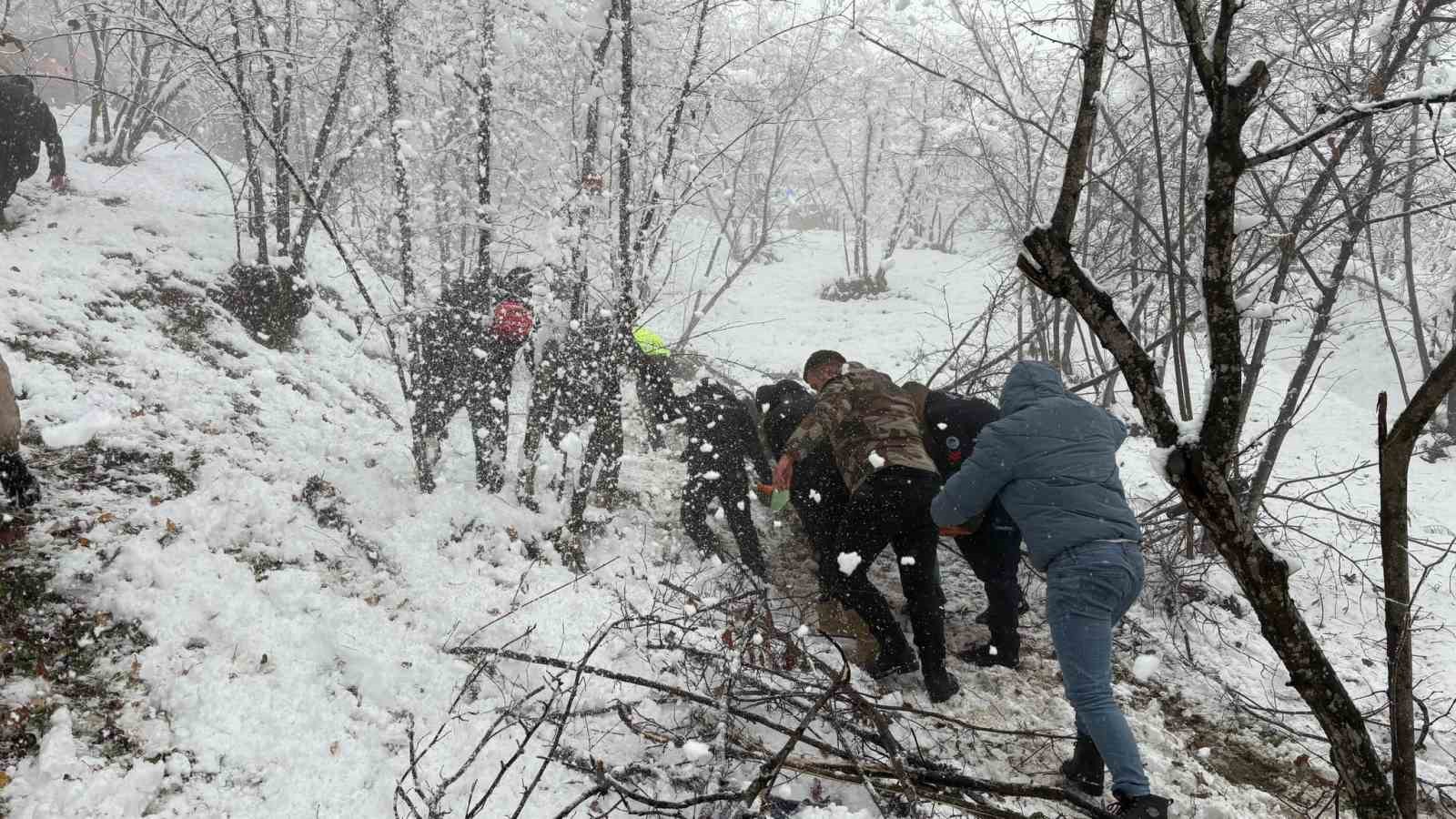 kar sebebiyle kayganlasan yolda kontrolden cikan otomobil sarampole devrildi 3 yarali 1 3WFnfZ9q