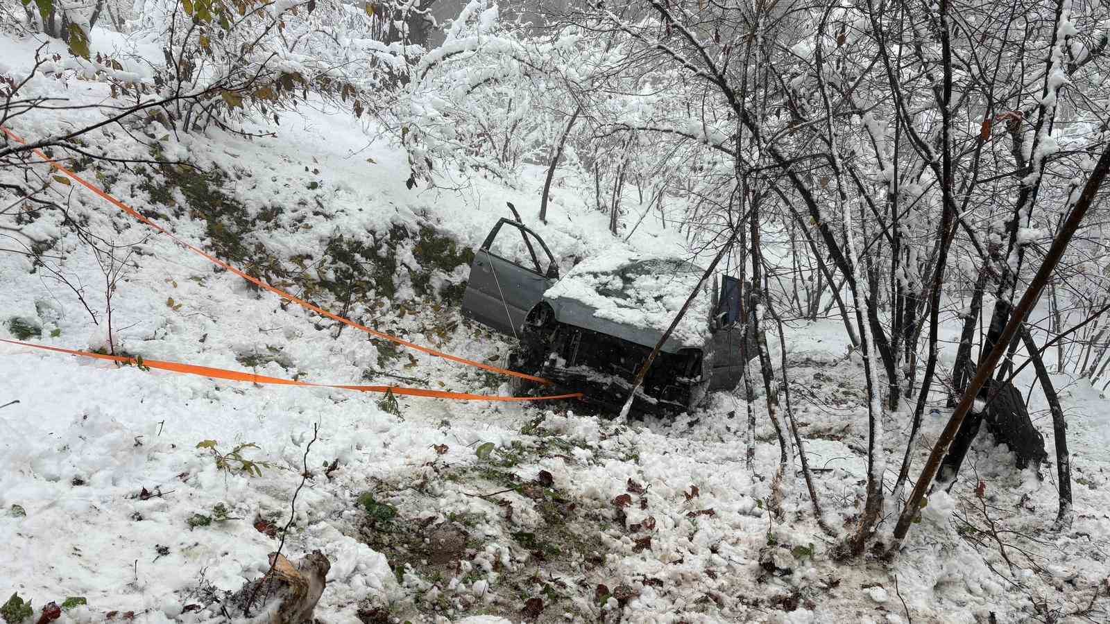 kar sebebiyle kayganlasan yolda kontrolden cikan otomobil sarampole devrildi 3 yarali 2 ce4lYcST
