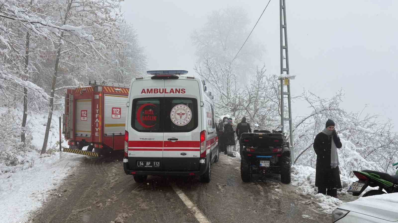 kar sebebiyle kayganlasan yolda kontrolden cikan otomobil sarampole devrildi 3 yarali 3