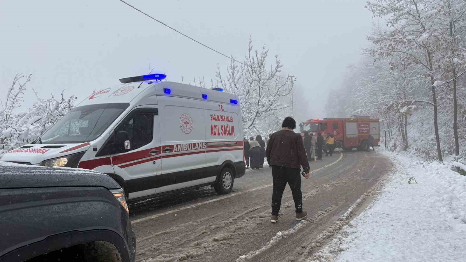 kar sebebiyle kayganlasan yolda kontrolden cikan otomobil sarampole devrildi 3 yarali 4 Ai3gT9eR
