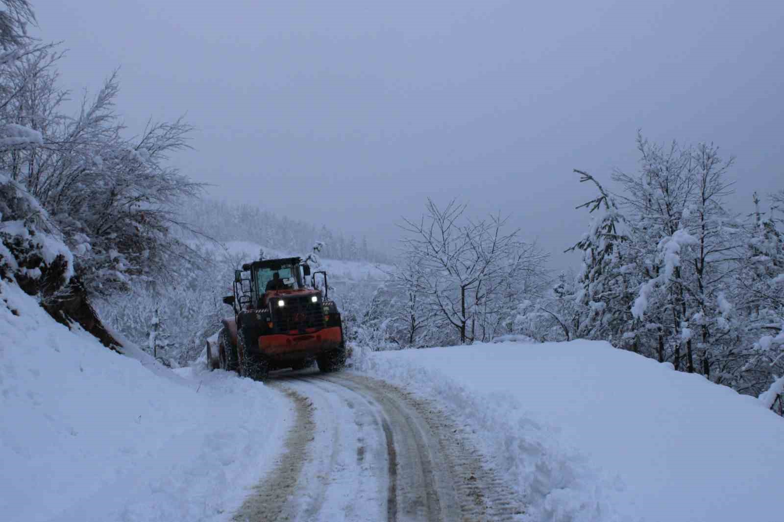 kar sebebiyle yolu kapanan koydeki hasta ekipleri seferber etti 3