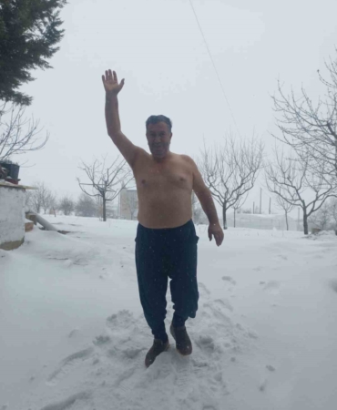 kar-sevinciyle-ustsuz-disari-cikti-w8cvswpT.jpg