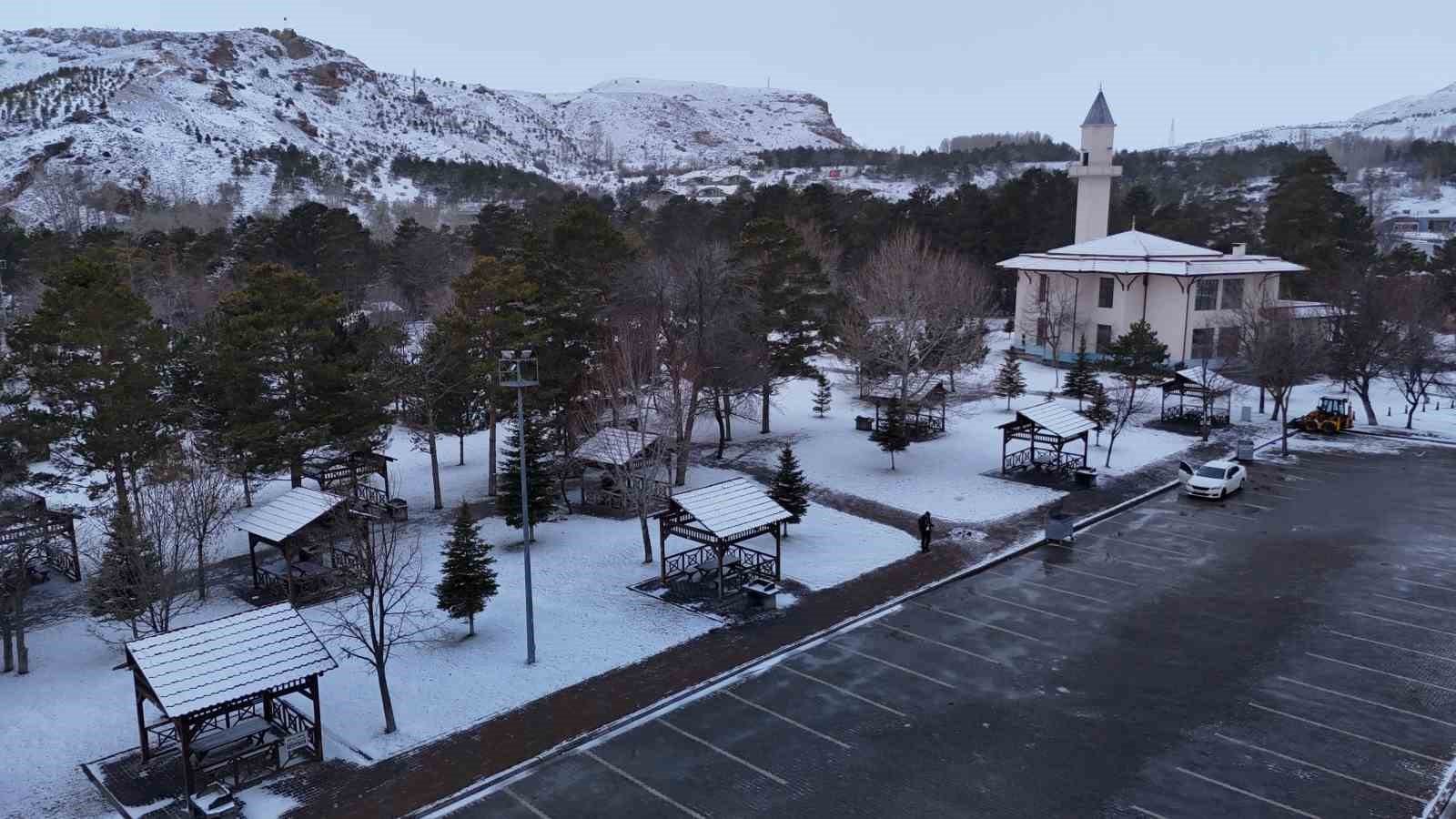 kar sivasi terk edemedi sehir yeniden beyaza burundu 0