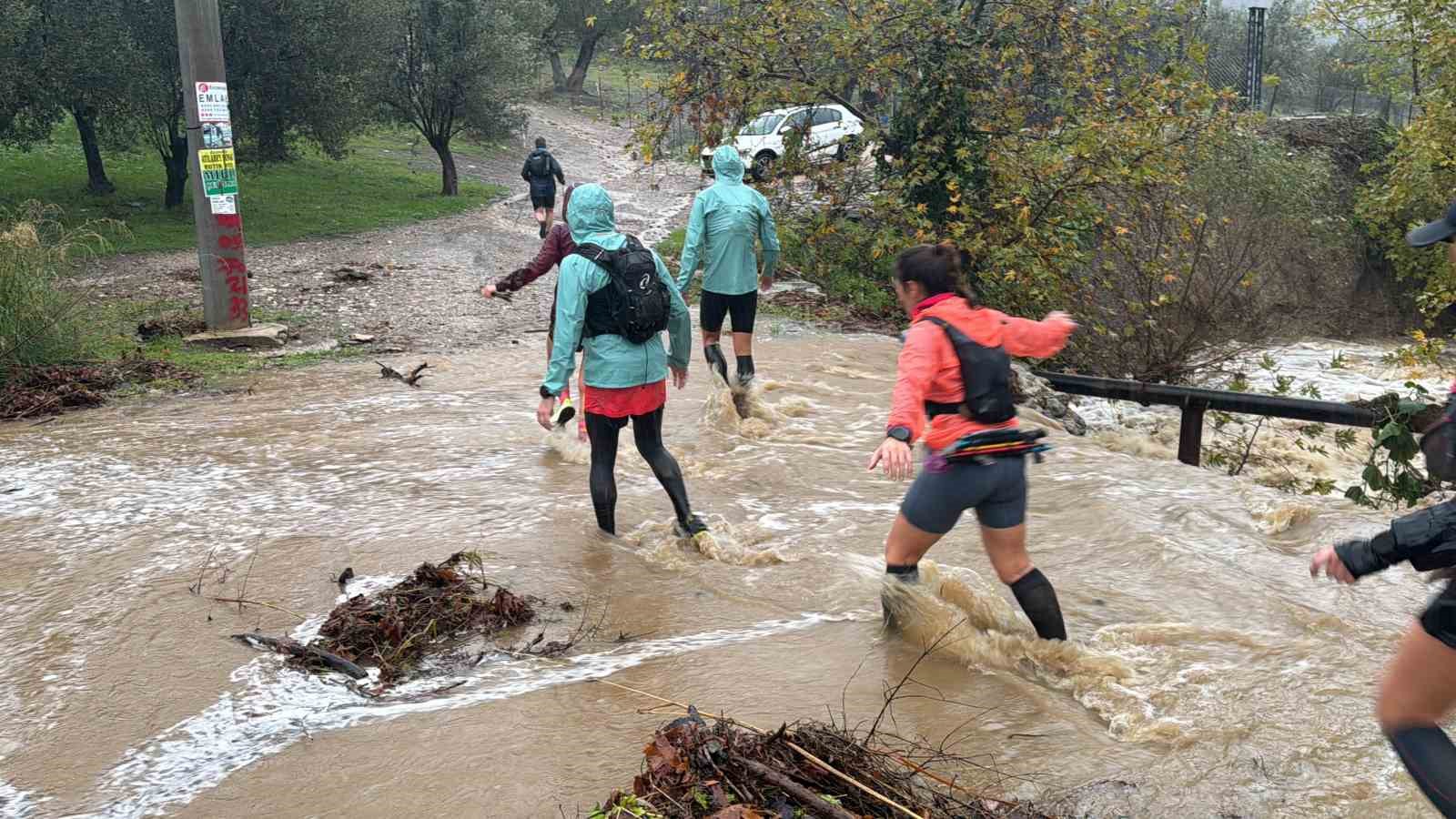 kar spor ida ultra saganak yagisa ragmen sorunsuz sekilde suruyor 3