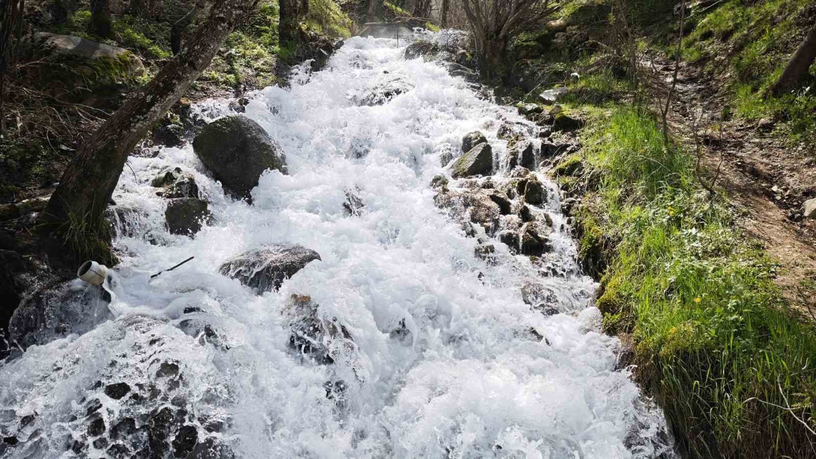 kar sulariyla cosan beyazsu selalesi hayran birakiyor 1 93hkyIcP