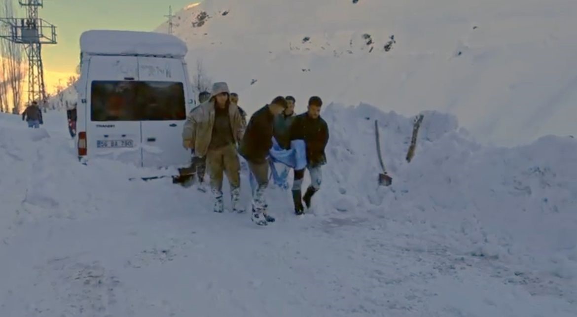 kar temizlerken damdan dustu ekipler hastaneye yetistirdi 0 RE2dJUwl