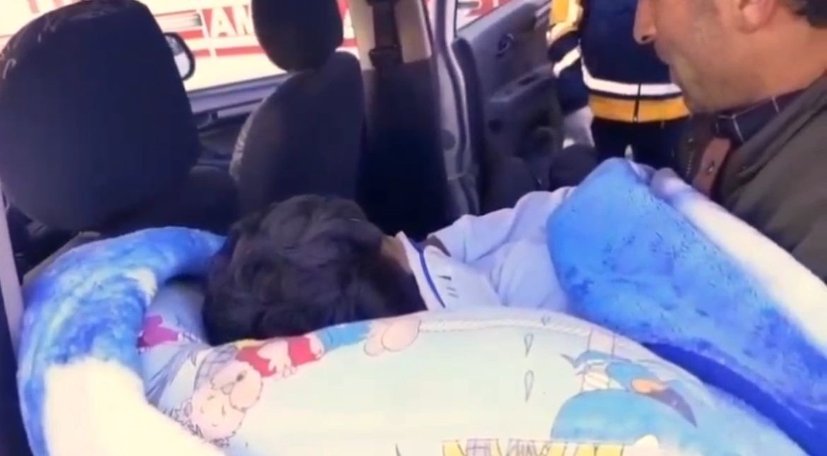 kar temizlerken damdan dustu ekipler hastaneye yetistirdi 1 3n3L77tI