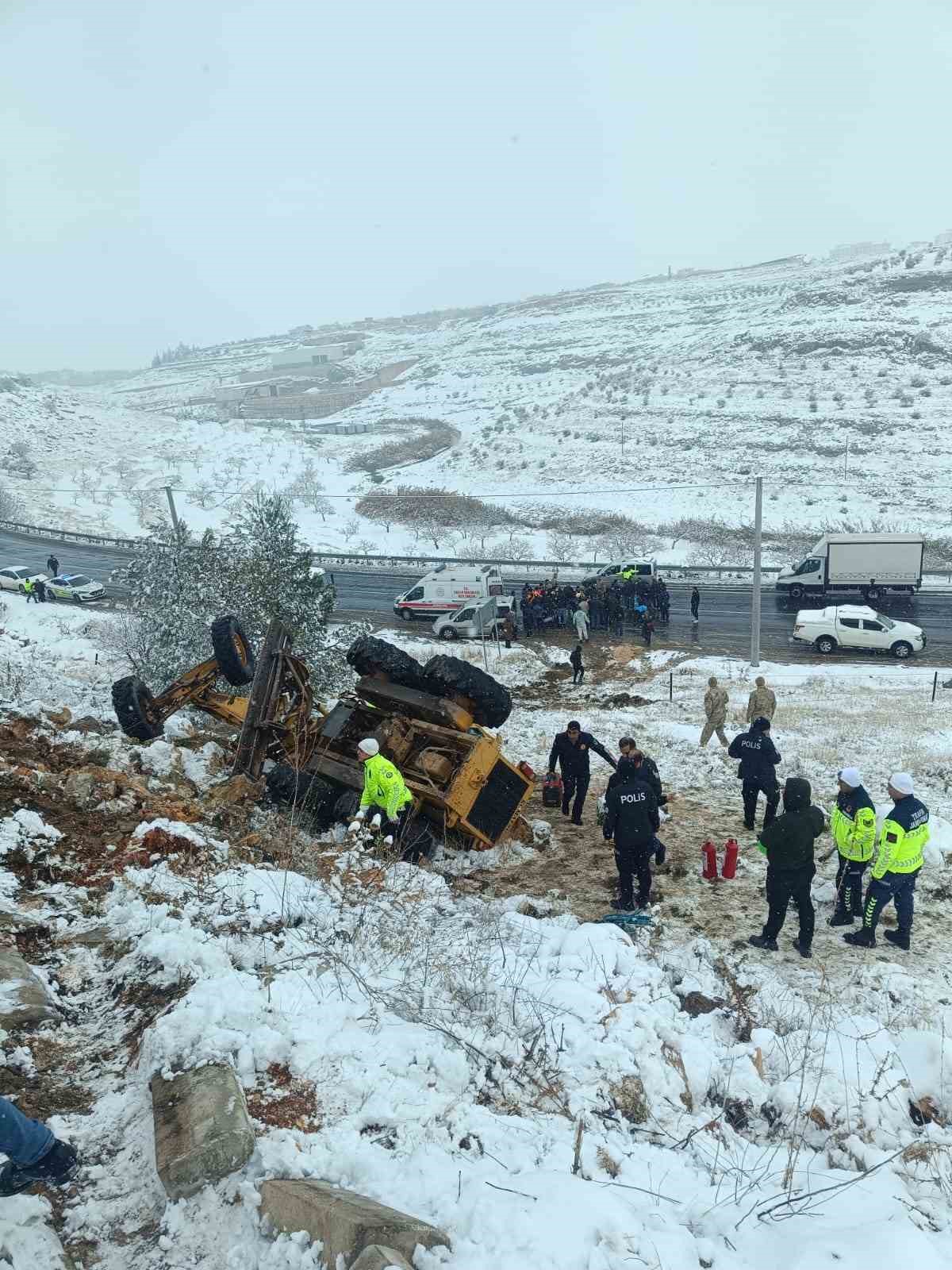 kar temizligi yapan is makinesi devrildi 1 yarali 0
