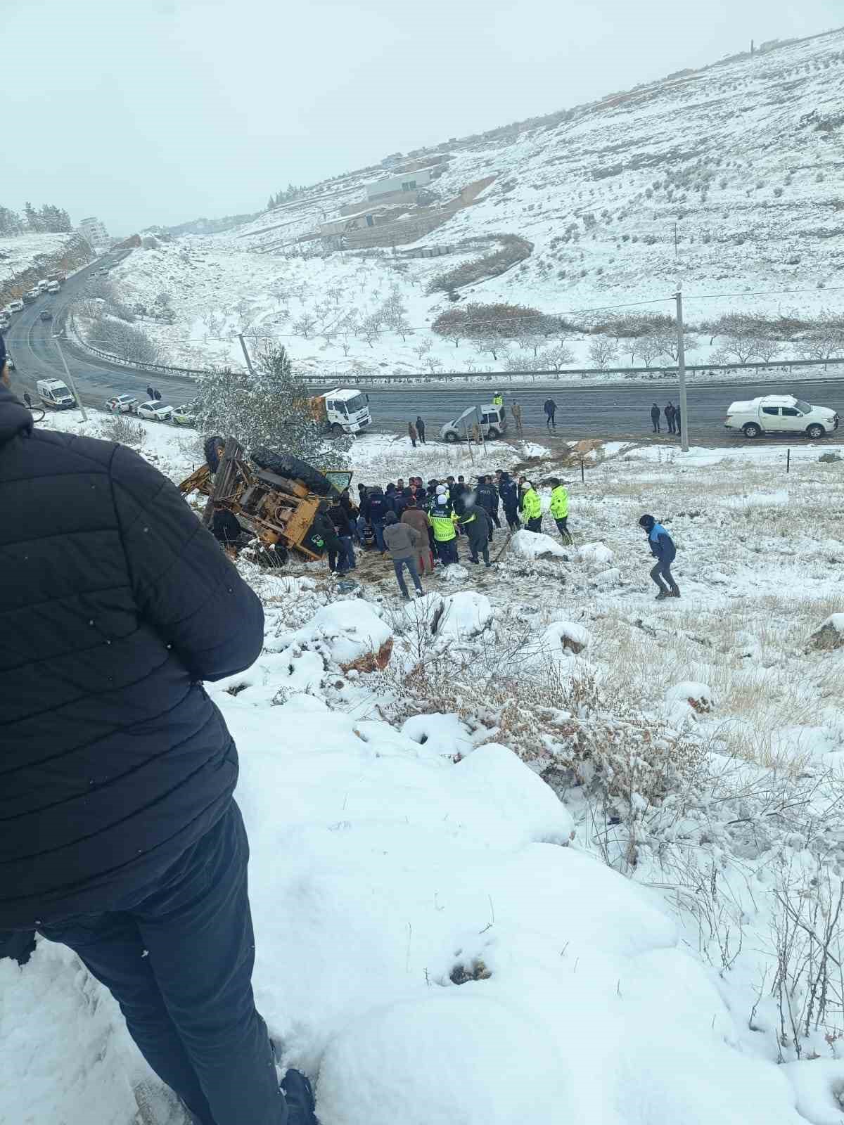 kar temizligi yapan is makinesi devrildi 1 yarali 1 yJpNfYg8