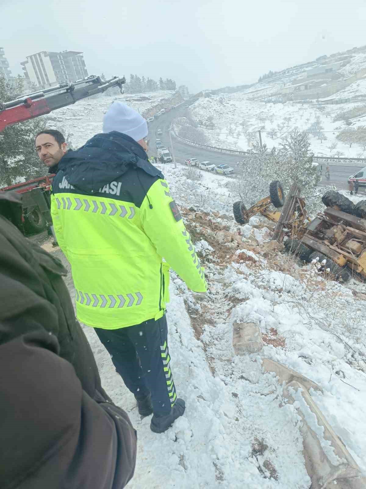 kar temizligi yapan is makinesi devrildi 1 yarali 2 EzuT4yOG