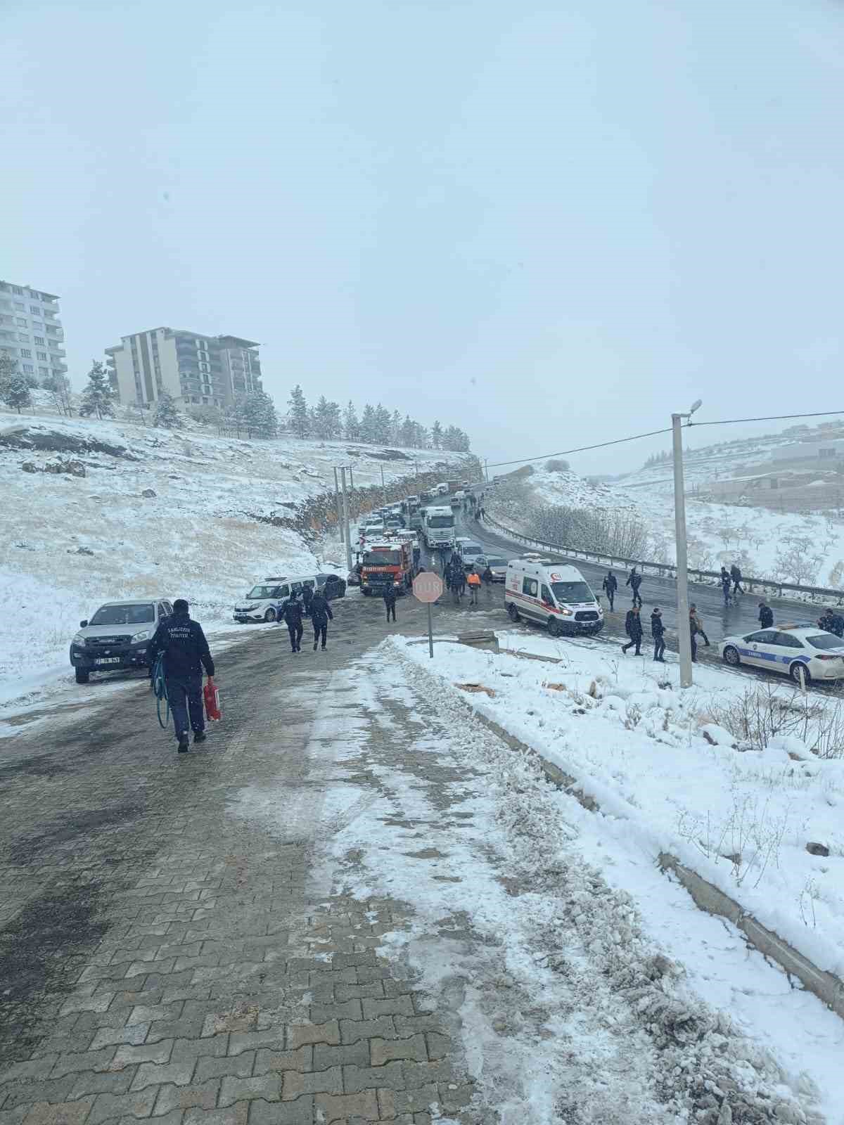 kar temizligi yapan is makinesi devrildi 1 yarali 3 UcMHthbi