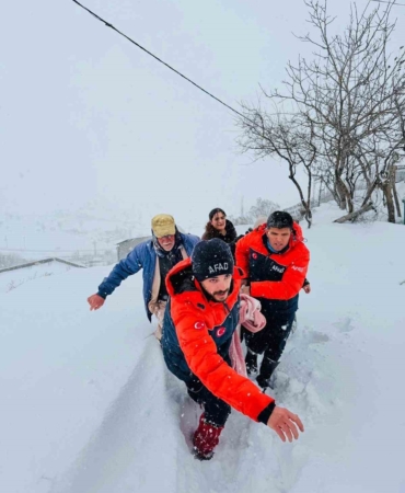 kar-tipi-soguk-dinlemedi-afad-400-metre-sirtinda-tasidi-iMGyP1yS.jpg