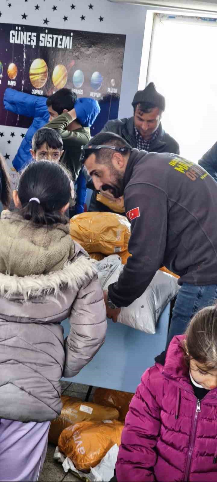 kar tunellerinden gecerek zorlu yollari astilar kis sartlarinda 2 bin 700 rakimli koyde minik KfJTfT8s