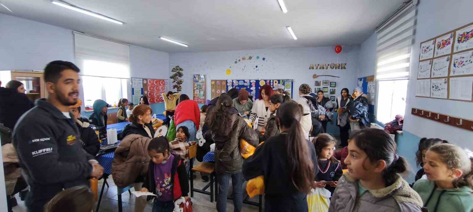 kar tunellerinden gecerek zorlu yollari astilar kis sartlarinda 2 bin 700 rakimli koyde minik