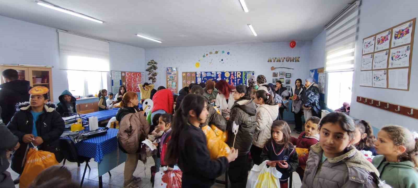 kar tunellerinden gecerek zorlu yollari astilar kis sartlarinda 2 bin 700 rakimli koyde minik