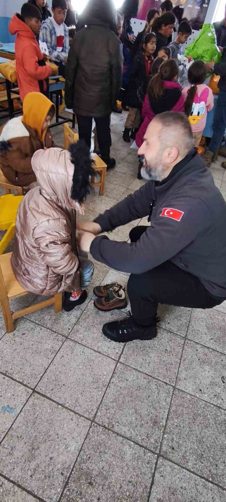 kar tunellerinden gecerek zorlu yollari astilar kis sartlarinda 2 bin 700 rakimli koyde minik
