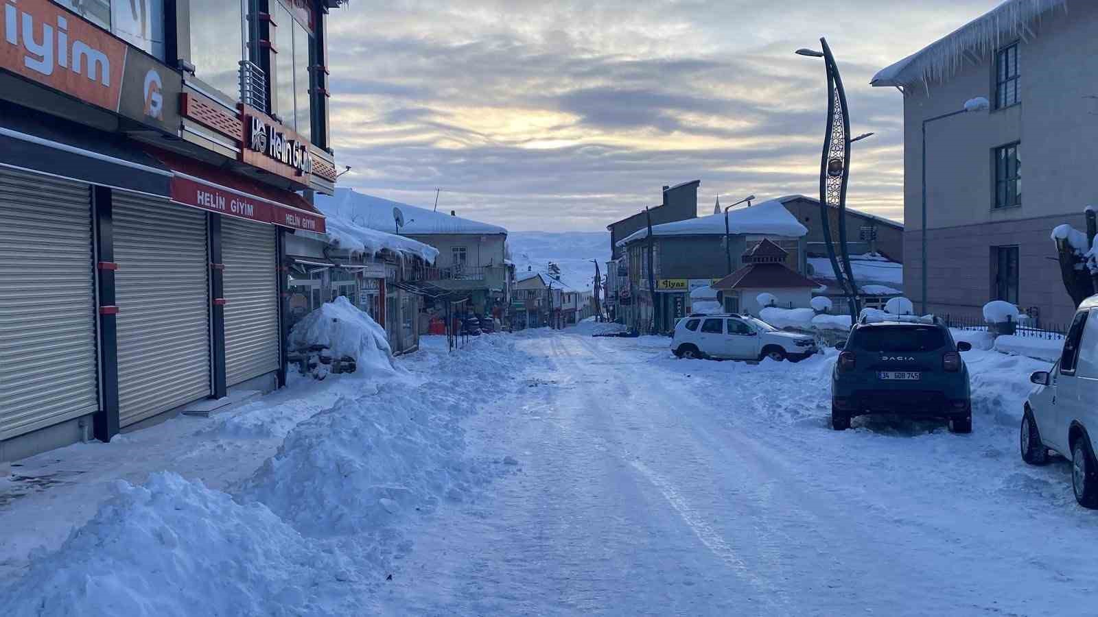 kar ve buzla kapli karliova sessizlige burundu 1 HcMXFuOS