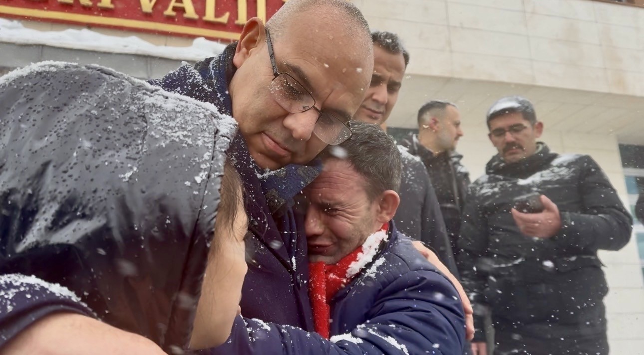 Kar ve fırtınaya rağmen vefa: Ağrı, Vali Koç’u gözyaşlarıyla uğurladı 5 kar ve firtinaya ragmen vefa agri vali kocu gozyaslariyla ugurladi 1 kbw6Uzl5