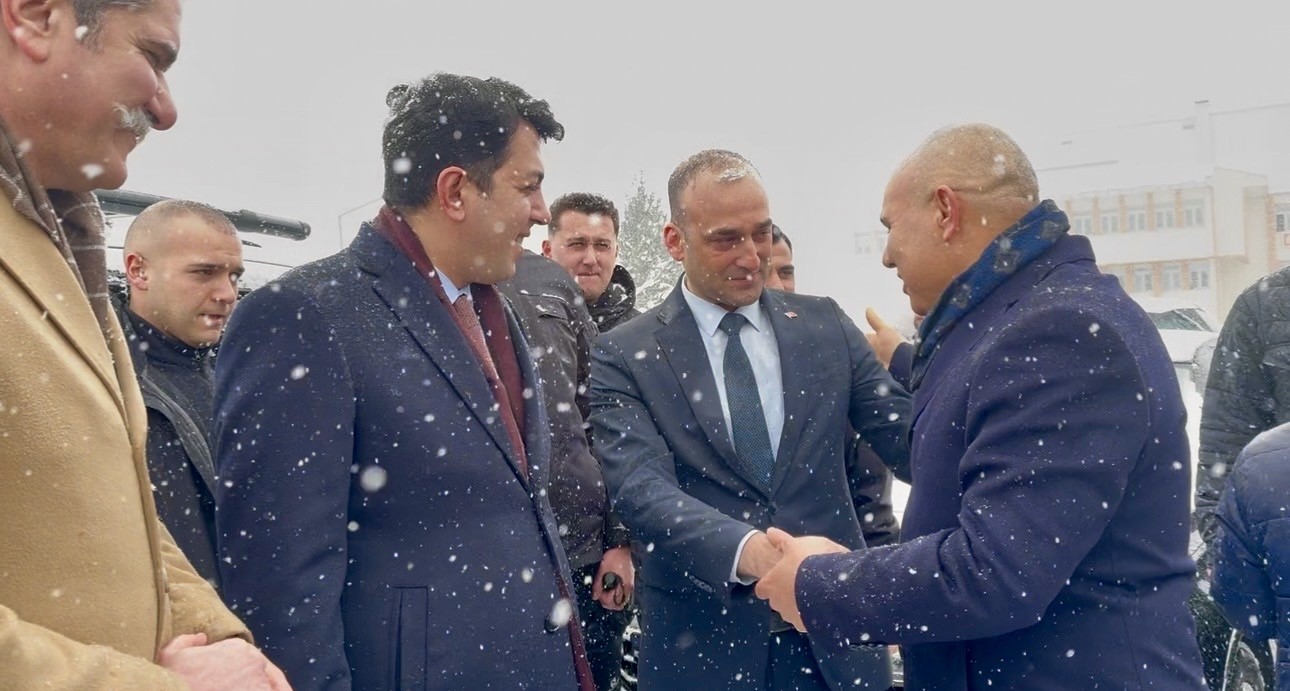 Kar ve fırtınaya rağmen vefa: Ağrı, Vali Koç’u gözyaşlarıyla uğurladı 6 kar ve firtinaya ragmen vefa agri vali kocu gozyaslariyla ugurladi 2 VnsuRDCT